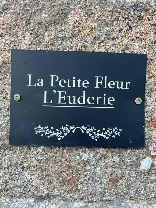 Le Petit Fleur - The Little Flower, Cosy Cottage Saint-Michel-de-Montjoie Exterior photo